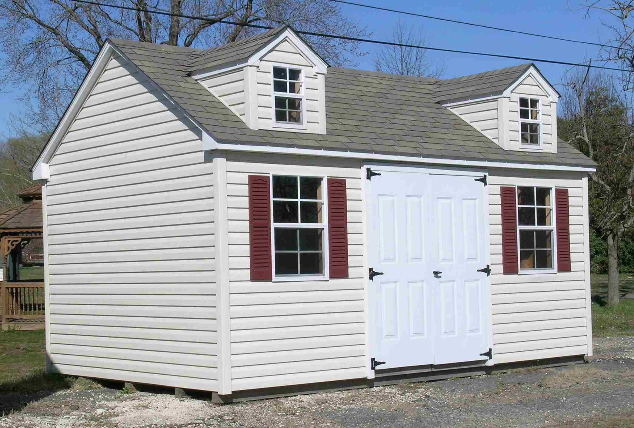 Cape Cod with off white vinyl siding