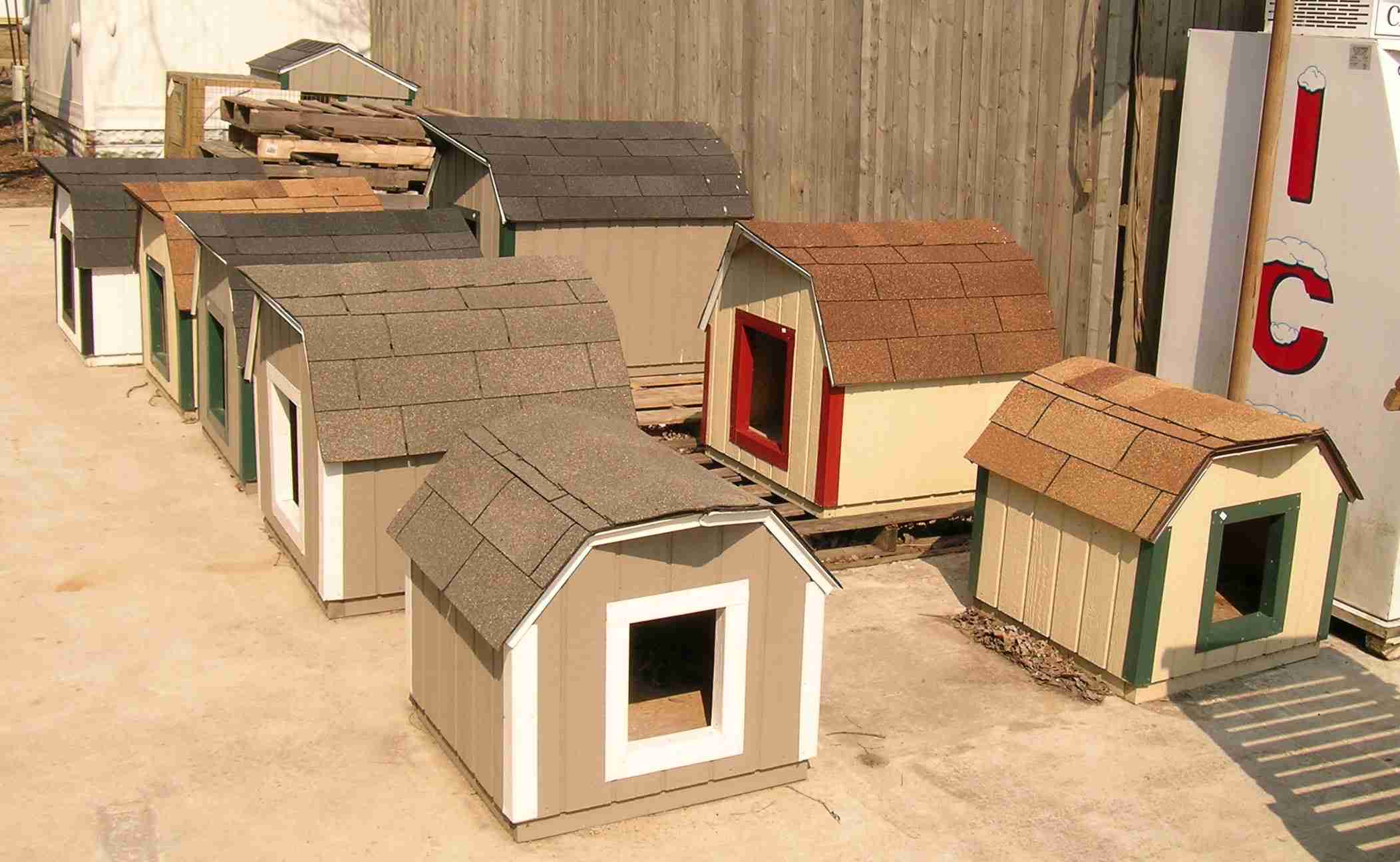 8 dog houses, 4 brown, 3 yellow, 1 white